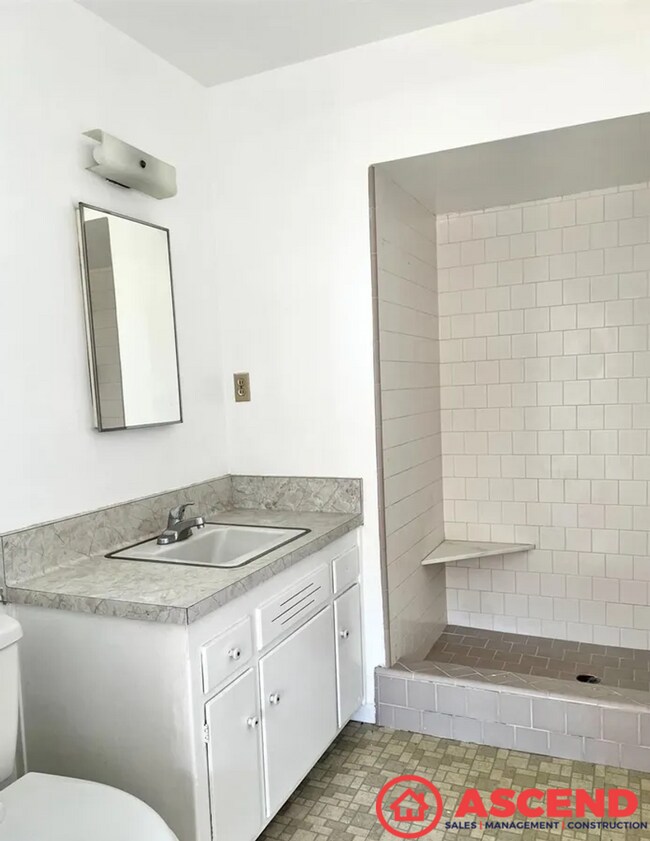 Building Photo - Charming 3 Bed /1 Bath Home in Bakersfield's 93304 Area — Solar INCLUDED in Rent, Fireplace & More!