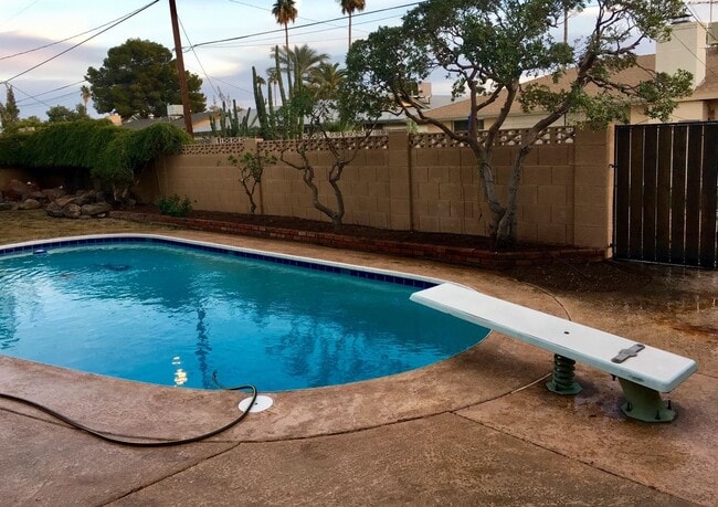 Building Photo - 5 Bedroom/2 Bath Home in amazing ASU Neighborhood