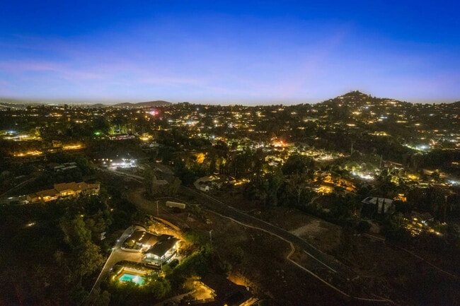 Building Photo - 5048 Bluff Pl