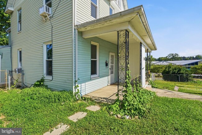 Building Photo - 815 N Maple Ave