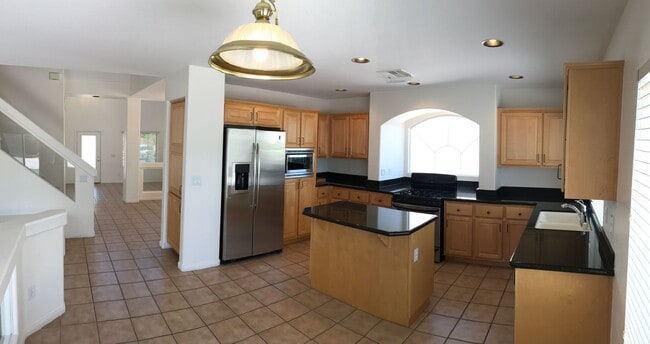 Building Photo - Gorgeous 3Bed/3Bath home located in Royal ...