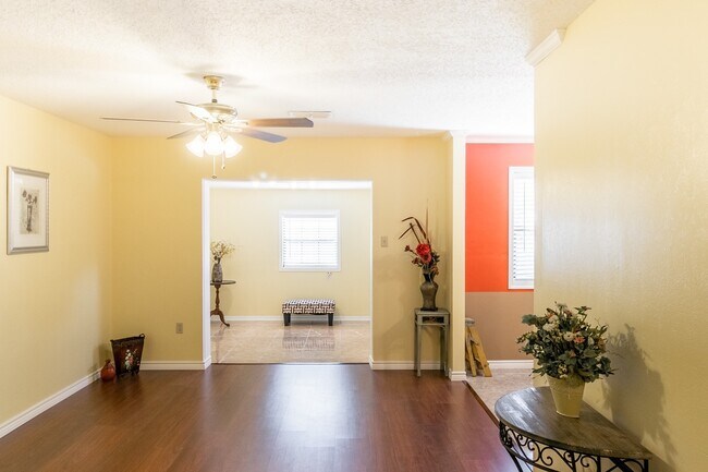 Building Photo - Charming 3 bedroom 2 bath home available soon!!