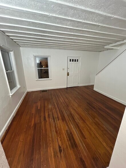 Living room - 314 W Maple St