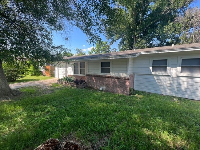 Building Photo - Single-Family Home For Lease