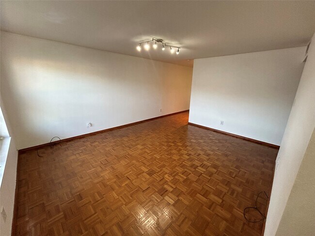 Building Photo - 5550 N Braeswood Blvd