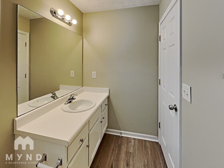 Building Photo - 185 Waters Edge Dr