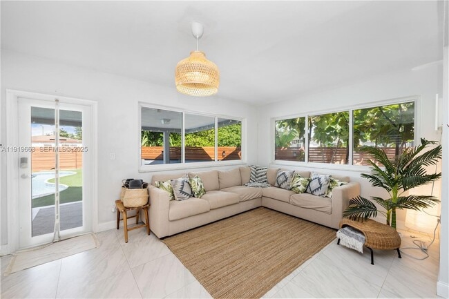 Building Photo - 1331 NE 160th St