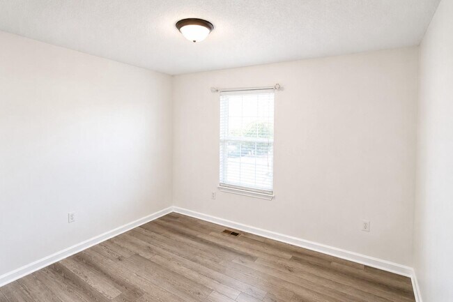 Building Photo - 501 Emily Ln