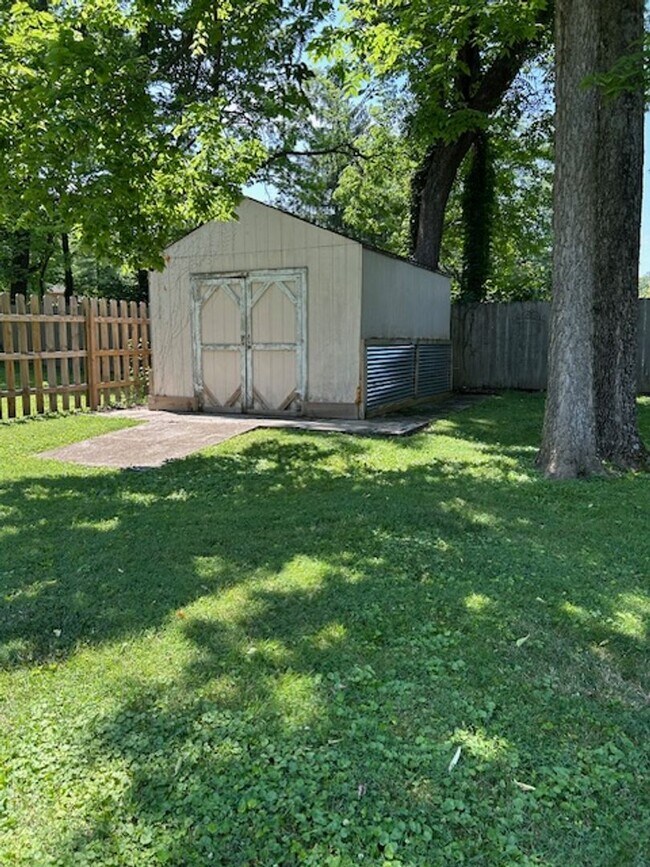 Building Photo - 2500 sq. ft. 4 Bedroom Ranch Home w/Large ...
