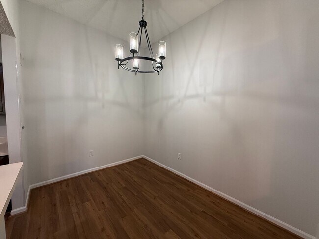 Building Photo - 415 W 8th St