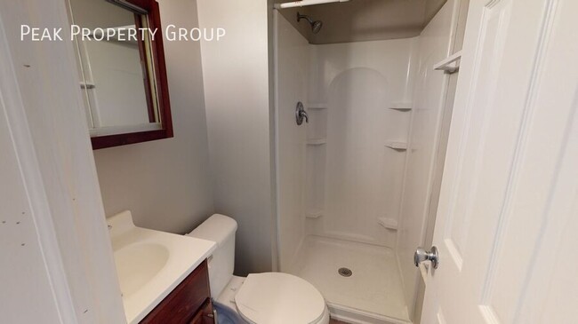 Building Photo - Available Now! 1 Bedroom Apartment Near OS...