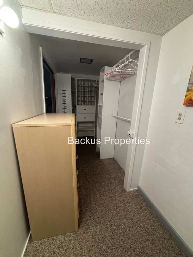 Building Photo - All utilities included in this 1 bedroom u...