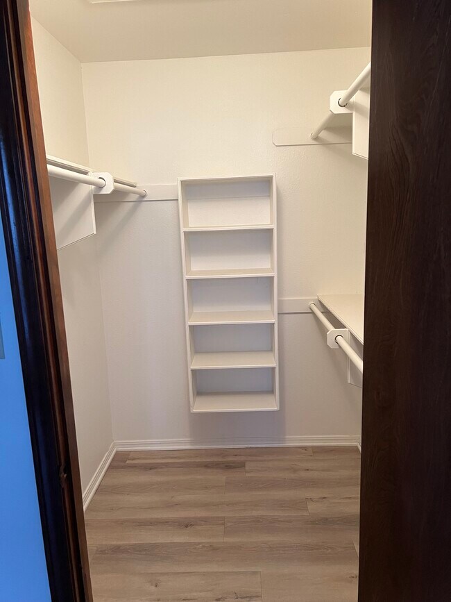 Walking closet - 1903 Crystal Cir