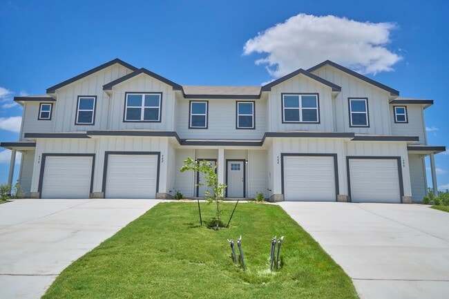 Building Photo - Hunters Ranch Beauty! 3 Bedrooms 2 1/2 Bath Townhome