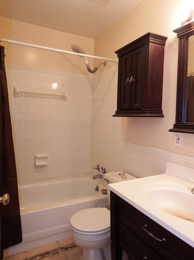 Building Photo - Beautiful Two Level Two Bedroom with Two Baths in Historic Mt Vernon Ready to Move In