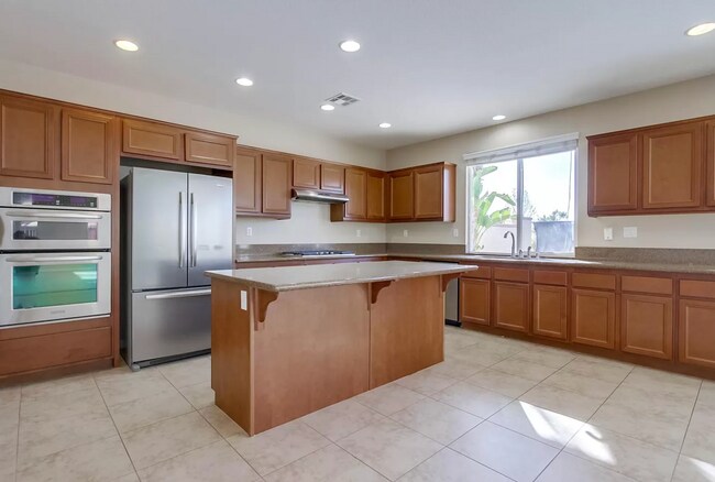 Building Photo - 1059 Vista Pointe Blvd