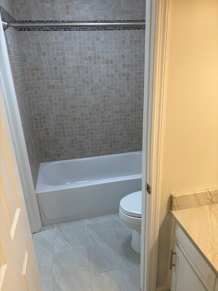 Building Photo - 515 Basswood Ave