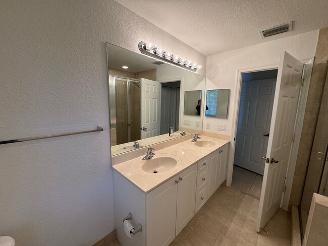 Building Photo - Amazing renovated townhome!3 Bedroom 2.5 B...