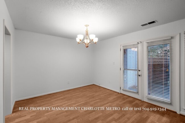 Building Photo - Charming HOME in Prime South Charlotte Location!