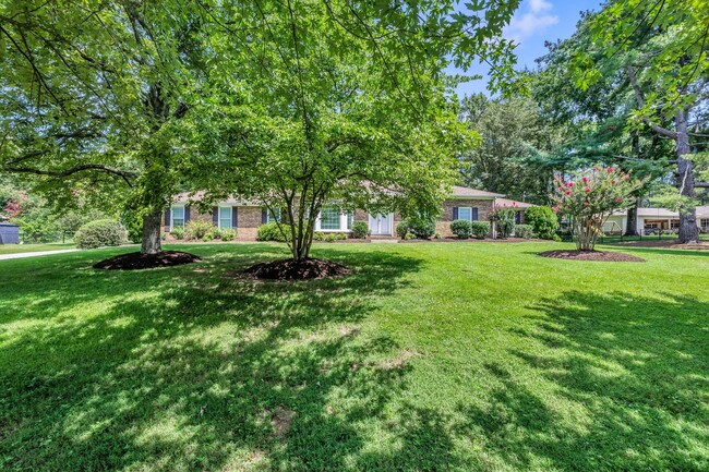 Building Photo - One level living in the heart of Brentwood