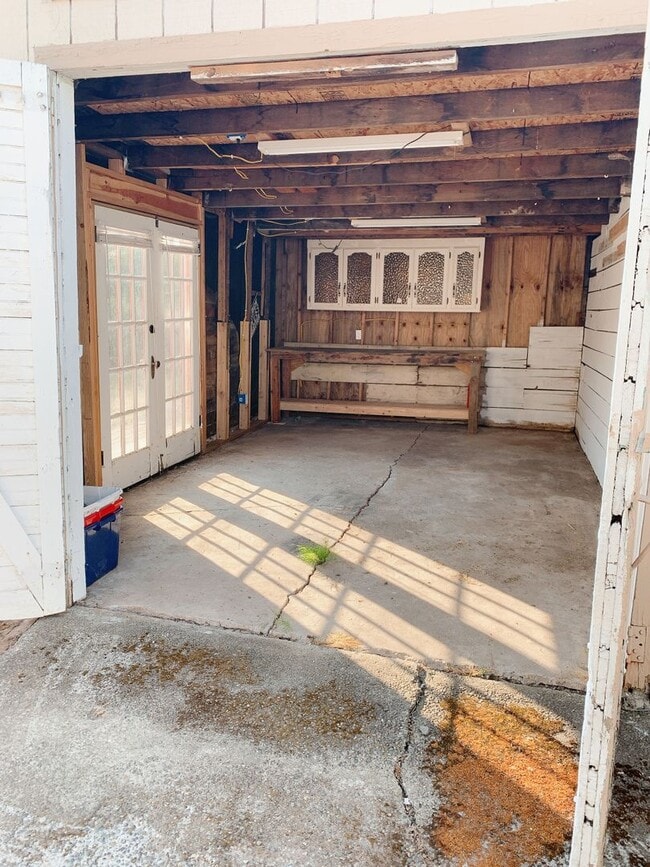 Building Photo - Adorable cottage in the Columbia Neighborhood