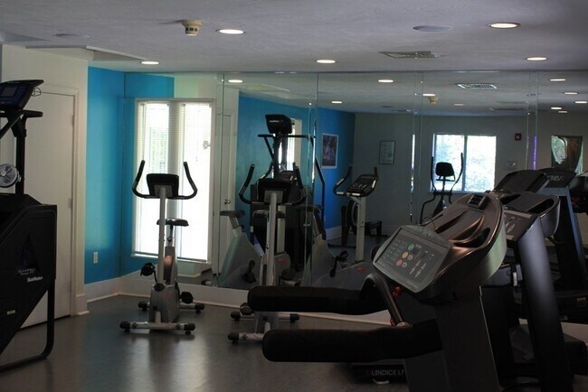 Building Photo - 14 Village Green Ln