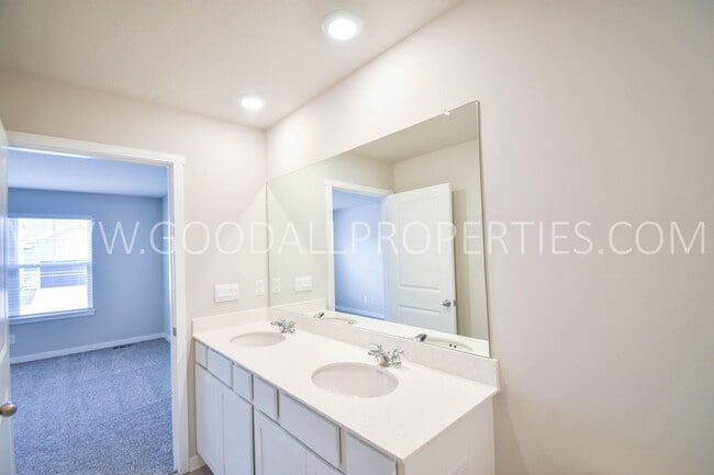 Building Photo - 4 Bedroom 3 Bath Ranch Finished Basement i...