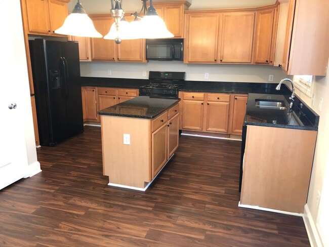Building Photo - Beautiful 5 Bed 4 Bath Home in Heart of Co...