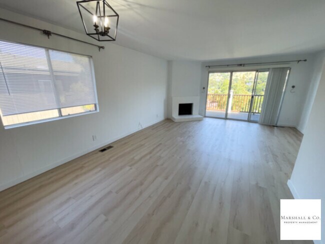 Building Photo - NEW PRICE!!! NEW FLOORS!!! TIBURON 2br/1.5...