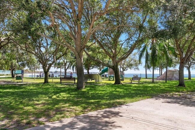 Building Photo - 606 12th Ave NE