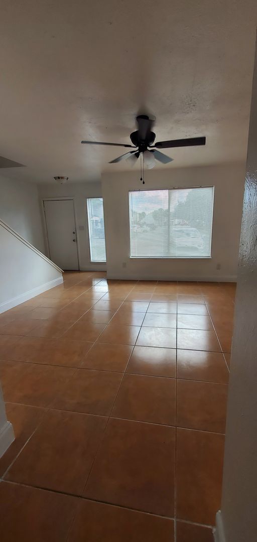Building Photo - Two bedroom town home near the Mall at Mil...