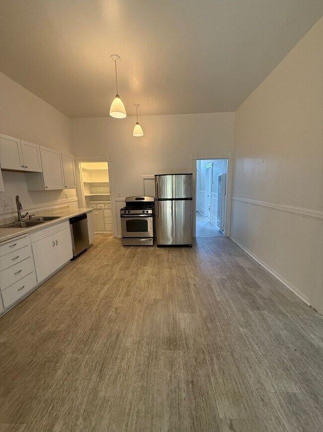 Building Photo - 2 BR/1 BA Single Family Home, Spacious Kit...