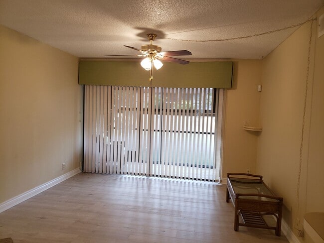 Building Photo - Oaks IV  Condominium-First Floor for Annual Rent