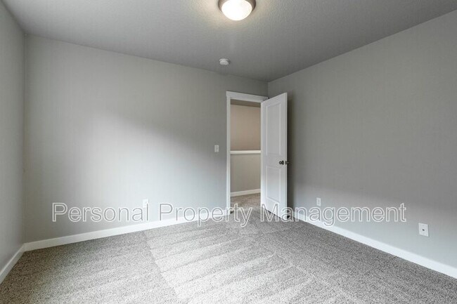 Building Photo - 5912 NE 47th St