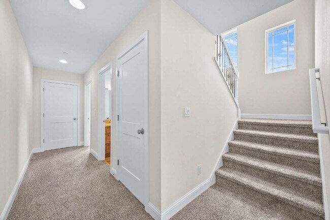 Building Photo - 4 bedrooms, 2.5 bathrooms with attached garage. This large unit is 3 floors!  Rent of $2900.00 in...