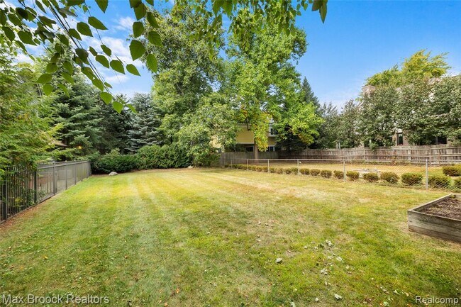 Building Photo - 758 Chester St