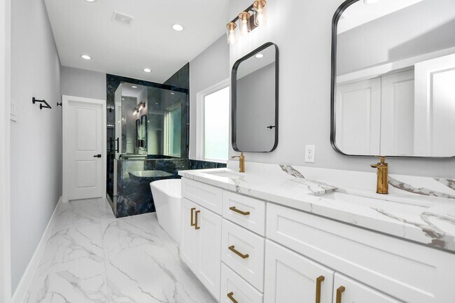 Building Photo - 4215 Rogers St