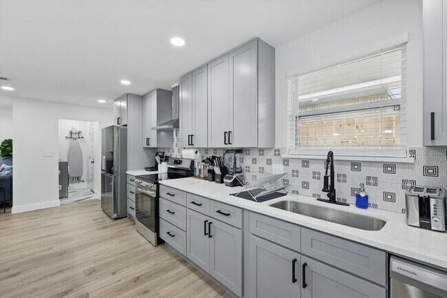 Building Photo - 3321 Ridgehaven St