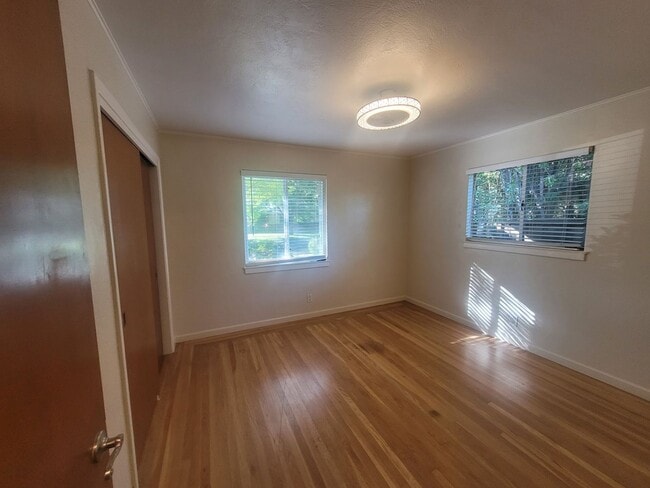 Building Photo - 3 bedroom home close to Land Park