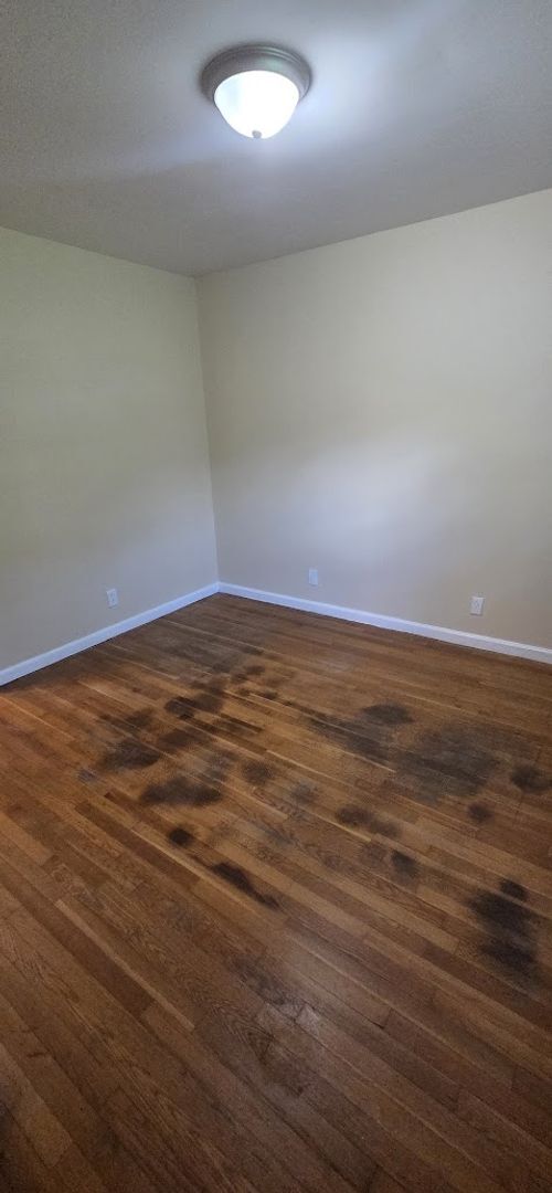 Building Photo - Three Bedroom, Two Bath