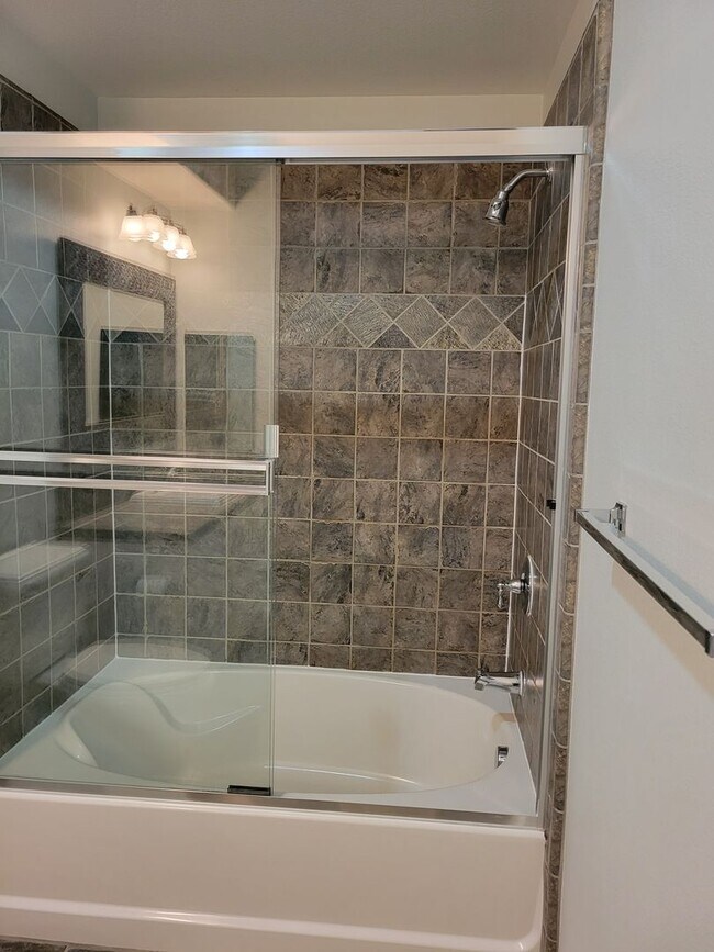 Building Photo - High End Condo on Top floor: High Ceilings...