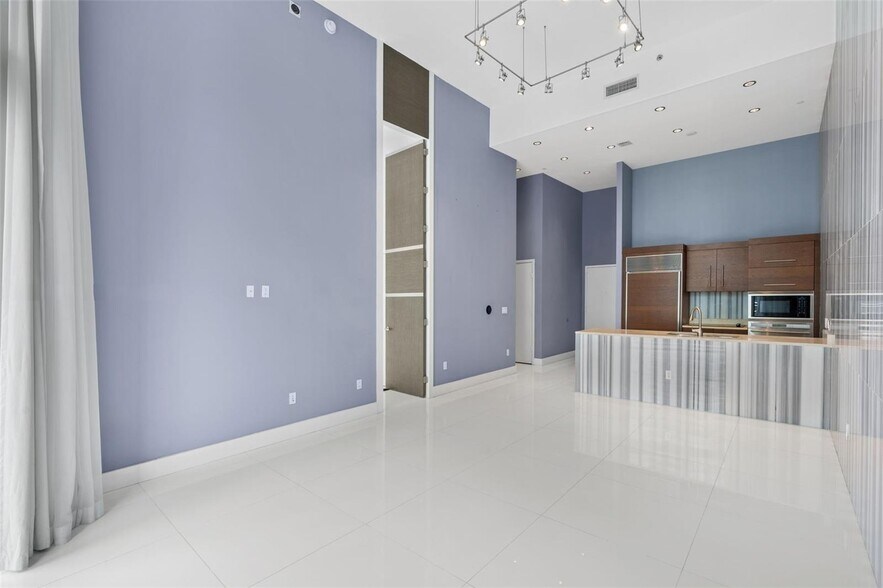Building Photo - 475 Brickell Ave