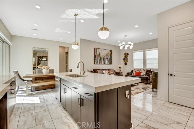 Building Photo - 783 Benchmark