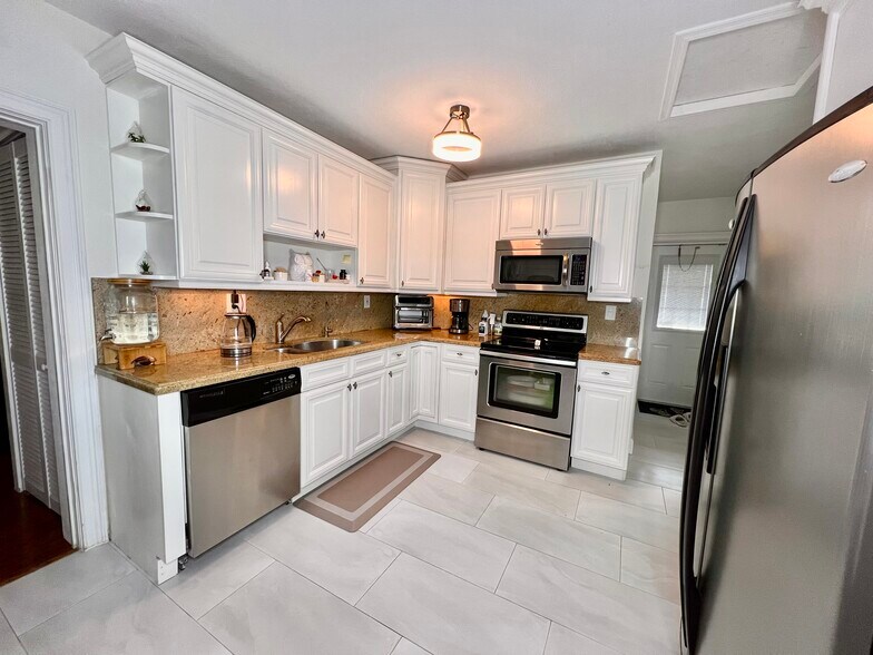 Building Photo - 723 W Palm St