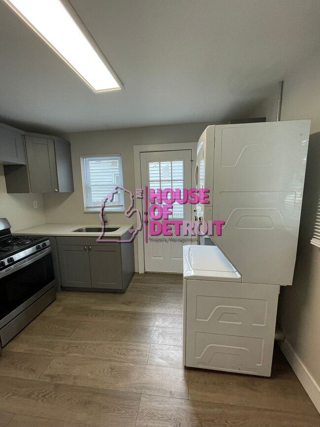 Building Photo - 2 BEDROOM | 1 BATH | FREE PRE SCREEN