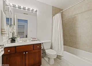 Building Photo - 758 N Larrabee St