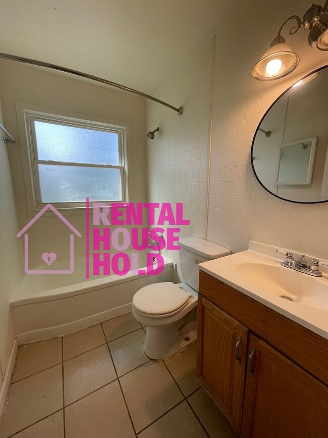Building Photo - Stunning 3-Bedroom 1-Bath Bunglaow Located...