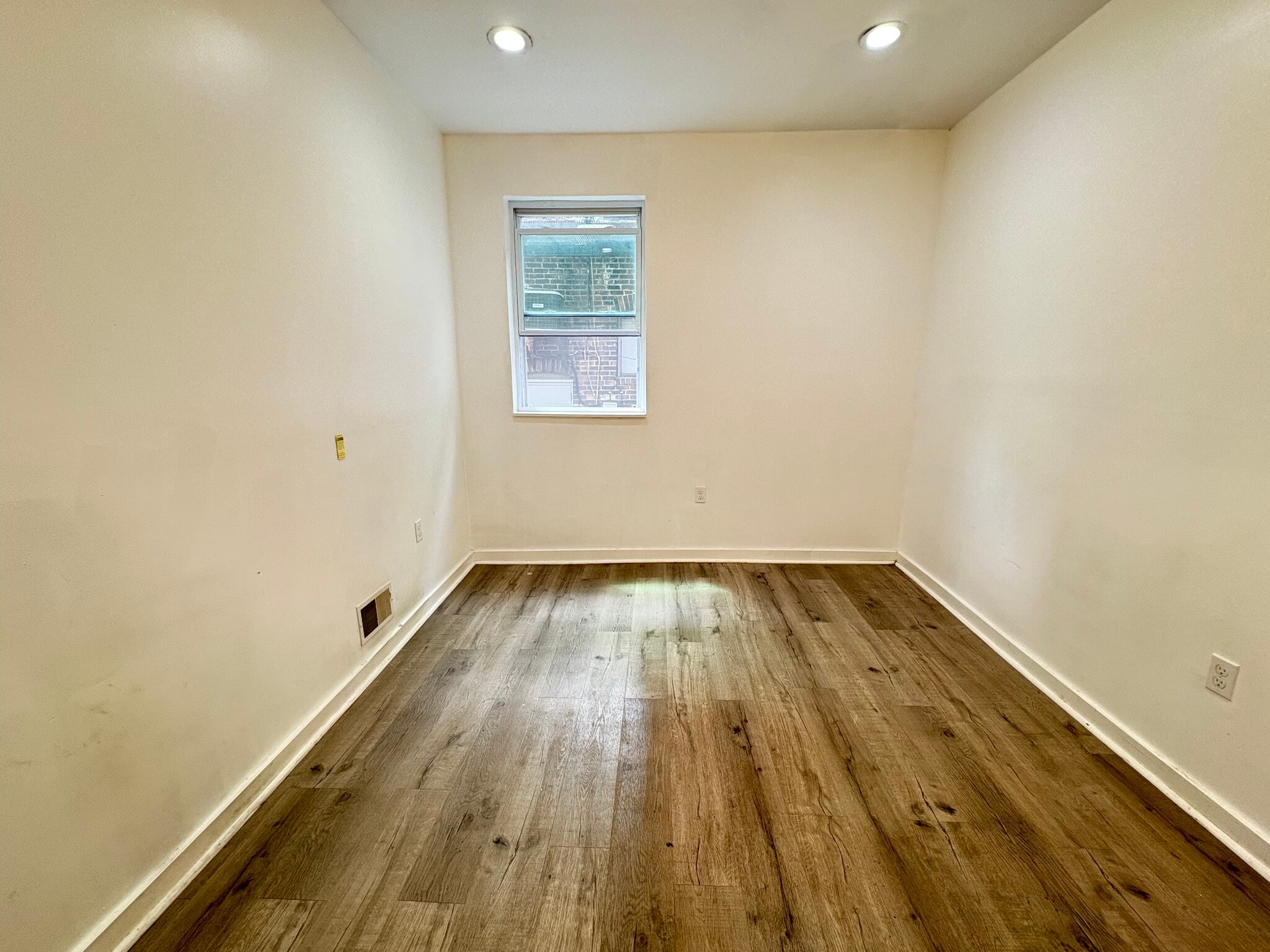 Building Photo - 5807 Hobart St