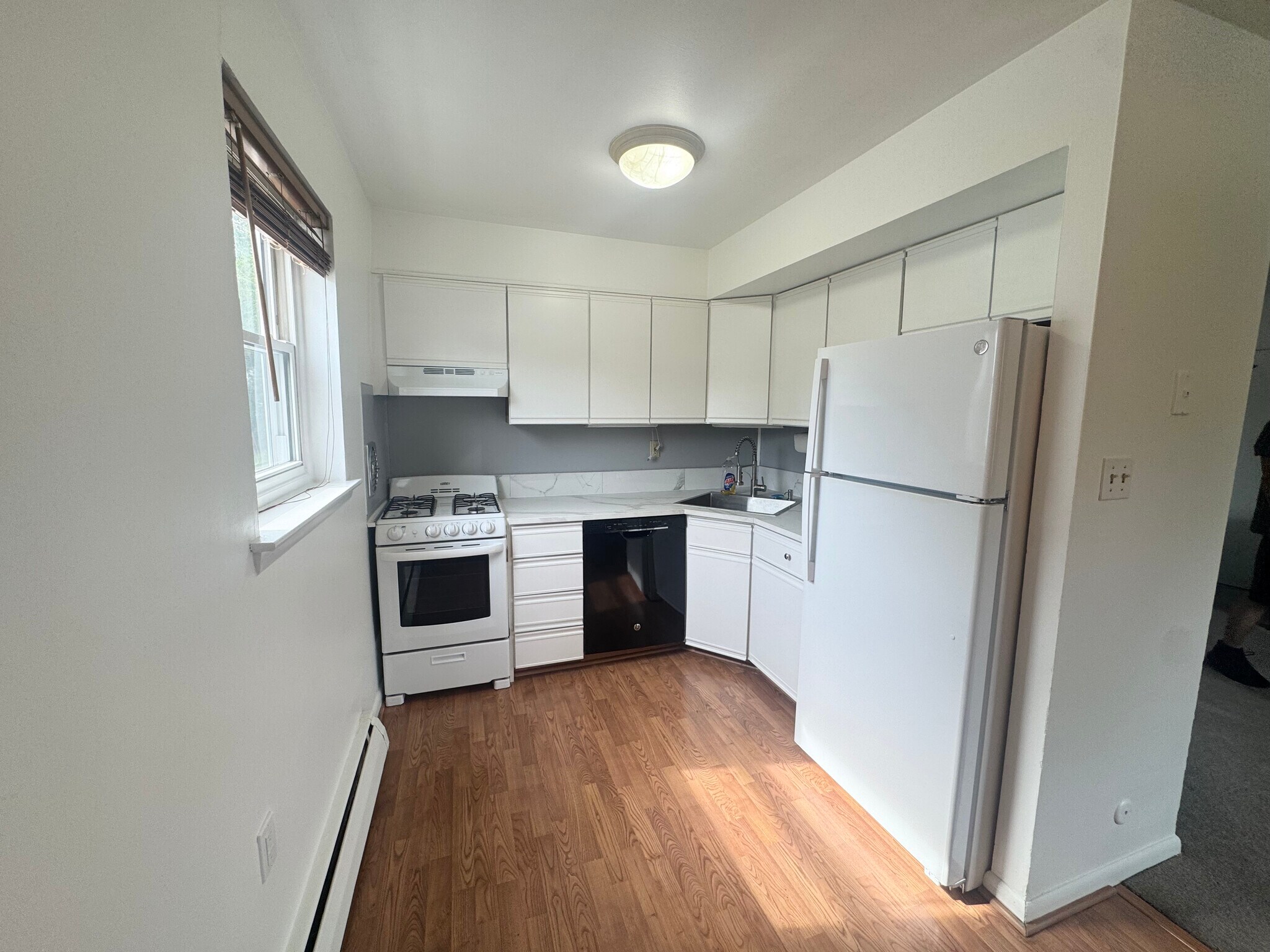 Building Photo - 609 8th Ave
