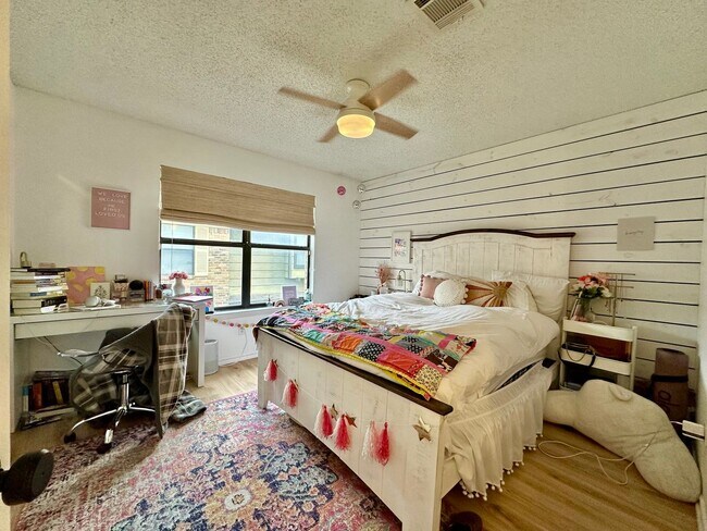 Building Photo - Beautifully Remodeled 2-Bed, 2.5-Bath Condo Blocks from Baylor Campus!